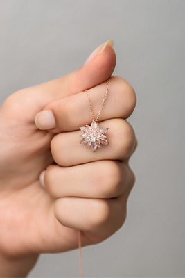 925 Ayar Gümüş 4 Katman Beyaz Lotus Çiçeği Kolye ürün fotoğrafı