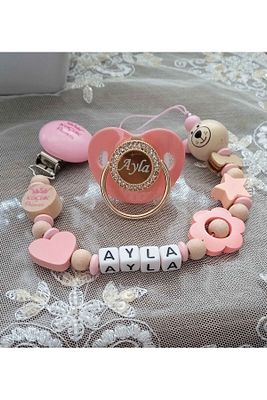 Isimli Bebek Emzik Zinciri Ve Pembe Taşlı Silikon Damaklı Emzik Seti (0-6 AY) 0021 ürün fotoğrafı