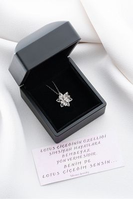 925 Ayar Gümüş Işıklı Kutuda Beyaz Lotus Çiçeği Kolye ürün fotoğrafı