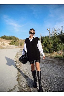 Kadın V Yaka Siyah Süveter Kolssuz Yırtmaclı Oversize Süveter ürün fotoğrafı
