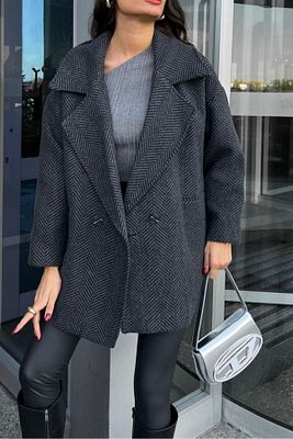 Antrasit Siyah Renk Balık Sırtı Desenli Oversize Standart Beden Astarlı Kısa Kaban ürün fotoğrafı