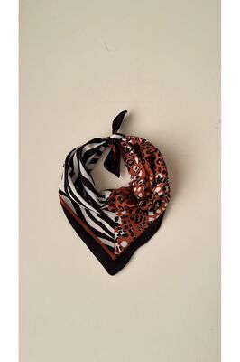 Fular Siyah Köşeli Leopar Desenli Bandana Fular ürün fotoğrafı