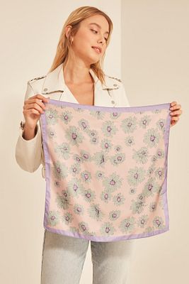 13934 Açık Çiçek Desenli Lila Bandana Fular ürün fotoğrafı