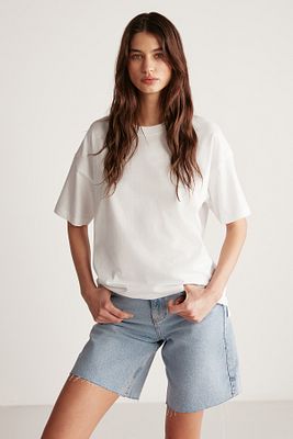 Jemmy Kadın %100 Organik Pamuk Relaxed Fit Yırtmaçlı Yuvarlak Yakalı Beyaz T-shirt ürün fotoğrafı