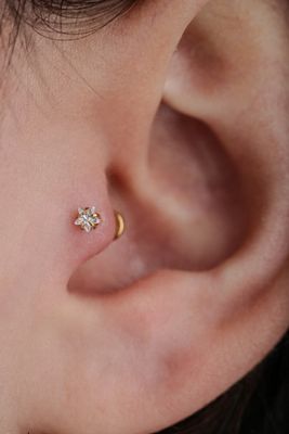 Cerrahi Çelik Yıldız Taşlı Piercing Tragus (6mm) Gold Renk ürün fotoğrafı