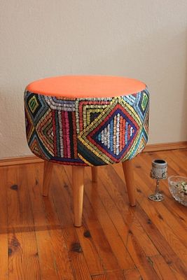 Webpanya Retro Gürgen Ahşap Ayaklı Dekoratif Etnik Üst Kiremit Desenli Silindir Puf Bench ürün fotoğrafı