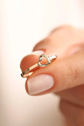 8 Ayar Altın Kalpli Tek Taşlı Çıtır Yüzük – Kadın, Minimal Zarif Model ürün fotoğrafı