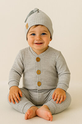 %100 Pamuk Ahşap Düğmeli Fitilli Tarz Şapkalı Bebek Tulum ürün fotoğrafı