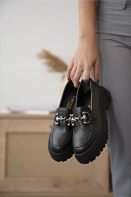 Denni Oval Burunlu Metal Tokalı Trak Tabanlı Kadın Loafer ürün fotoğrafı