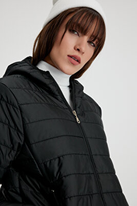 Kadın Siyah Kapitone Elyaflı Su ve Rüzgar Geçirmez Rahat Kalıp Mont ürün fotoğrafı