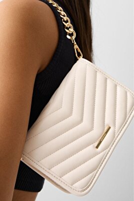 Zincirli kapitone çapraz askılı çanta ürün fotoğrafı