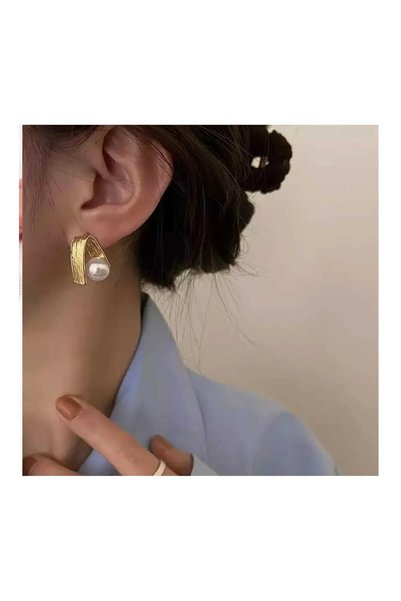 Gold Pearl Earrings