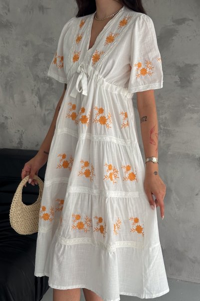 Women's White Collared Robe with Lace and Floral Embroidery