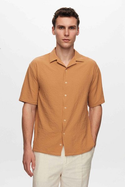 Relaxed Camel Waffle Short Sleeve Wrinkle-Resistant Shirt