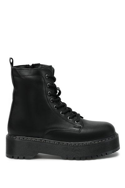 22K 421 2Pr Black Women's Postal Shoes