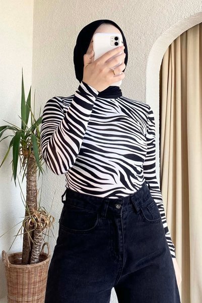 Half Turtleneck Zebra Patterned Body Black