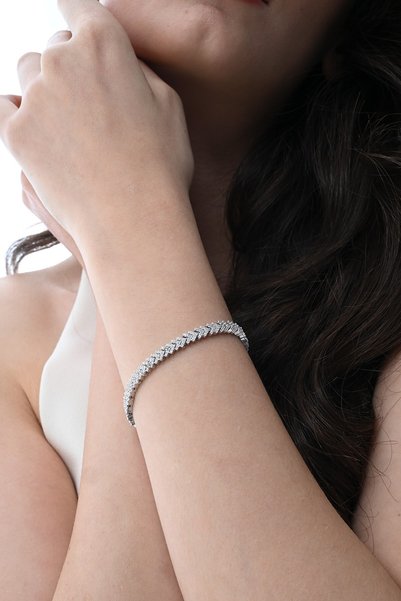 Silver Rhodium Plated Zircon Stone Modern Look V Model Starship Bracelet Sgtl12855Rodaj