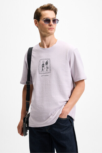 Dapperly Men's Front Print and Embroidery Detailed Organic Cotton Crew Neck Regular Fit Lilac T-Shirt