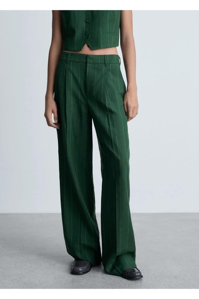 Cloth pants with fine lines