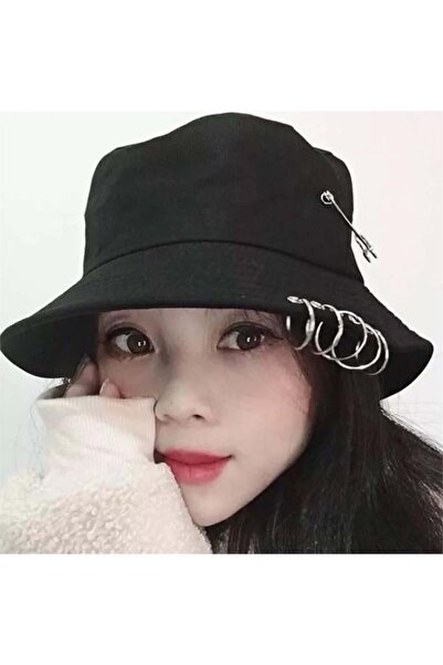 Црна K-Pop капа со модел на пирсинг и сигурносна игла