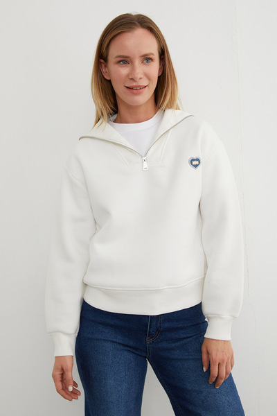 3 Thread Heart Embroidered Half Zipper Sweatshirt