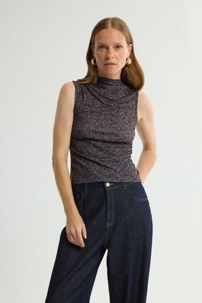 Patterned Sleeveless Knitted Blouse