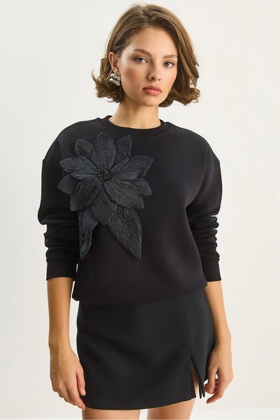 Women's Black Crew Neck Three-Thread Ribbed Sweatshirt with Floral Accessories 60601043
