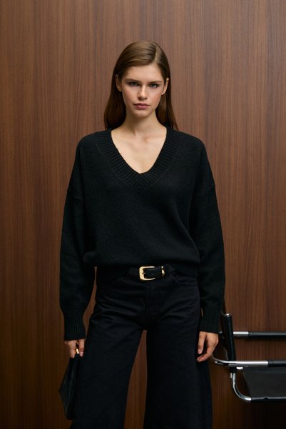 Norsha Women's V-Neck Soft Textured Relaxed Fit Knitwear Black Sweater
