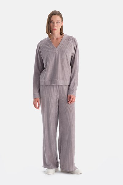 Light lilac velvet trousers
