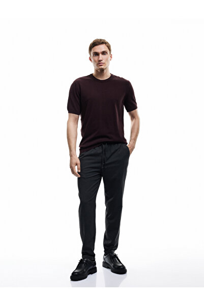 Панталони со врзување во струк, преклопен раб, удобен крој и џебови Slim Fit