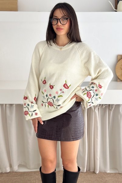 Women's White Flower Embroidered Knit Sweater Standard Size Balloon Sleeve