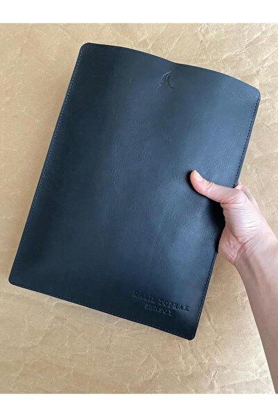 (ИСПИШУВАМЕ ИМЕ) Рачно изработена футрола од вистинска кожа за лаптоп / Macbook / компјутер / таблет