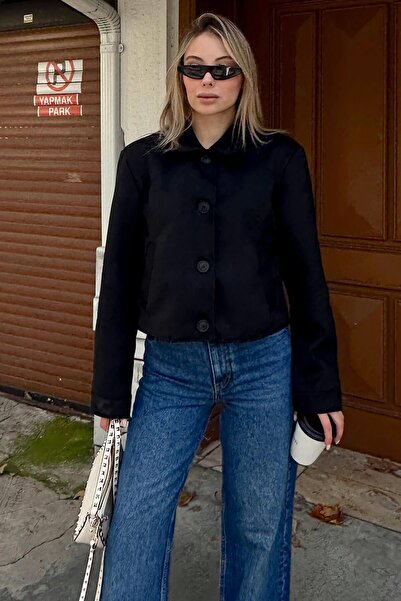 Црна велур женска кратка јакна со поло јака и копчиња
