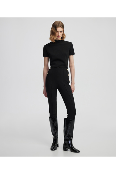 Pants with button accessories