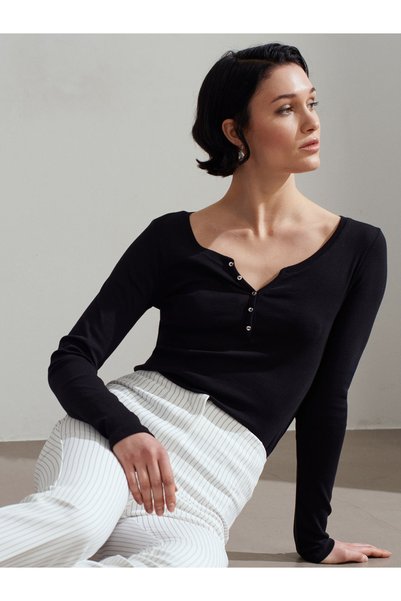 32699 100% Cotton Button Detailed Top-Black