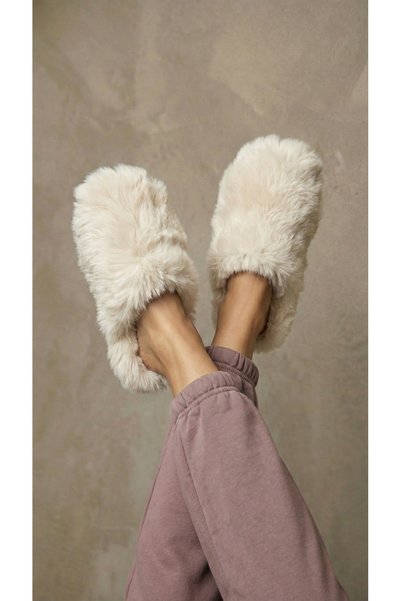 Women's Cream Closed-Toe Extra Long Soft Furry Slippers 2cm BYND04