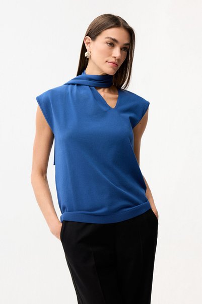 Detailed knitted sweater with collar