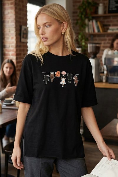 Women's Black Front Cat Printed Side Slit Cotton T-Shirt Arm-26Y137002