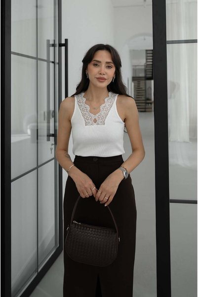 Ecru V Lace Collar Ribbed Undershirt