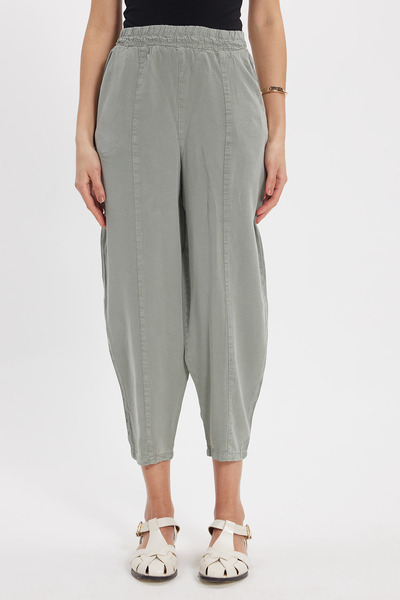 Women's Relax Fit Comfortable Cut Elastic Waist Soft Textured Double Pocket Khaki Trousers