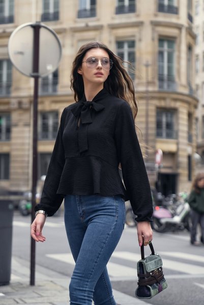 Women's Black Halter Neck Blouse with Elastic Sleeves and Flounce Hem Arm-26Y001061