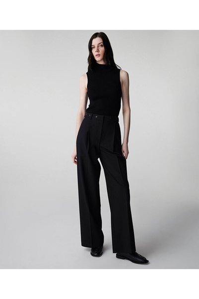 Pants with button accessories