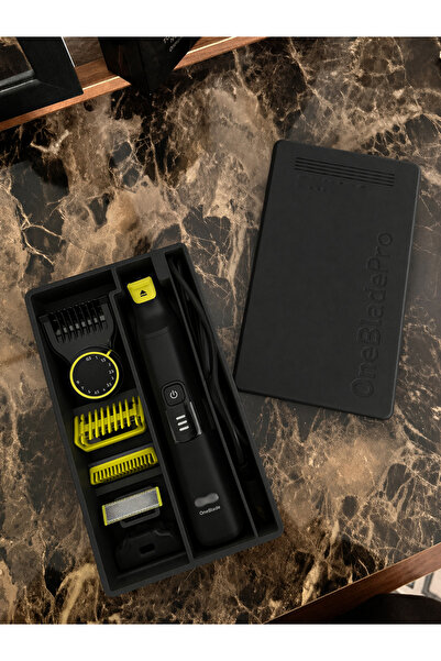 Црна - патна торбичка компатибилна со OneBlade Pro 360 QP6542/15 - апаратот за бричење и додатоците не се вклучени.