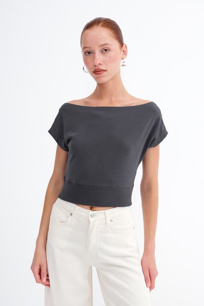 Kayık Neckline Crop T-Shirt P05036