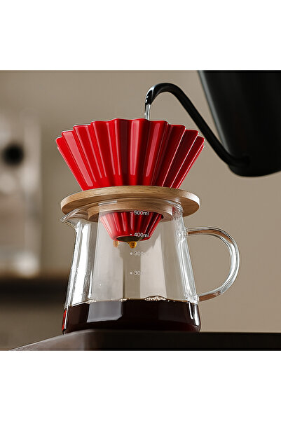Црвена V60 02 керамичка опрема за подготовка на кафе, уживање во филтер кафе