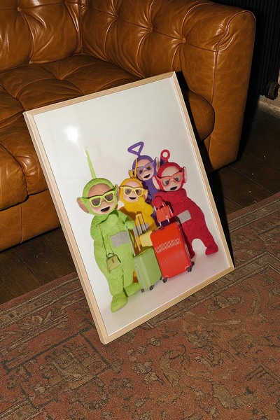 Модерна декоративна постер слика со дрвена рамка – Teletubbies на одмор | Ретро колекција