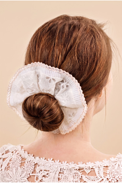 Floral Patterned Ruffled Rubber Buckle White