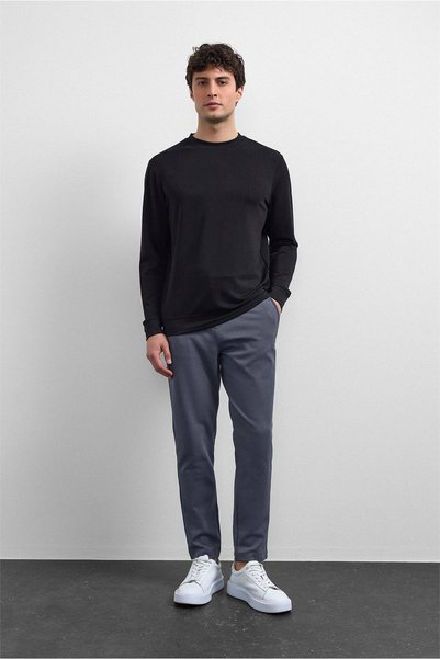 BlackRegularFit Crew Neck Sweatshirt
