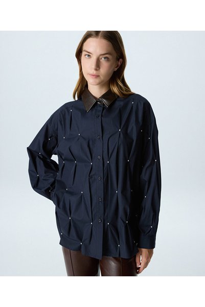 CONTRAST COLLAR SHIRT WITH METAL ACCESSORY