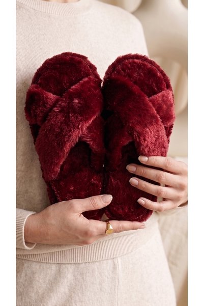 Women's Burgundy Cross-Strapped Furry House Slippers Byndcap01